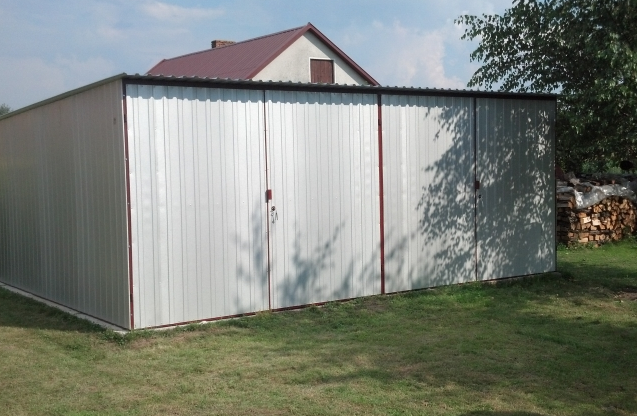 Double-garage sheet metal roof with RAL color