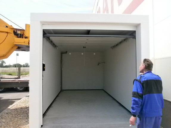 Concrete elevated garage with floor 298x598 and height 273 cm